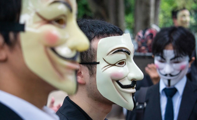 Twitter: violato l'account di Anonymous