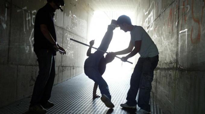 Bulli le picchiano il figlio, madre mette foto su Facebook