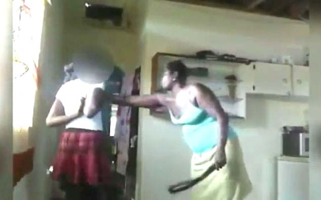 12enne posta foto hot, la madre la frusta